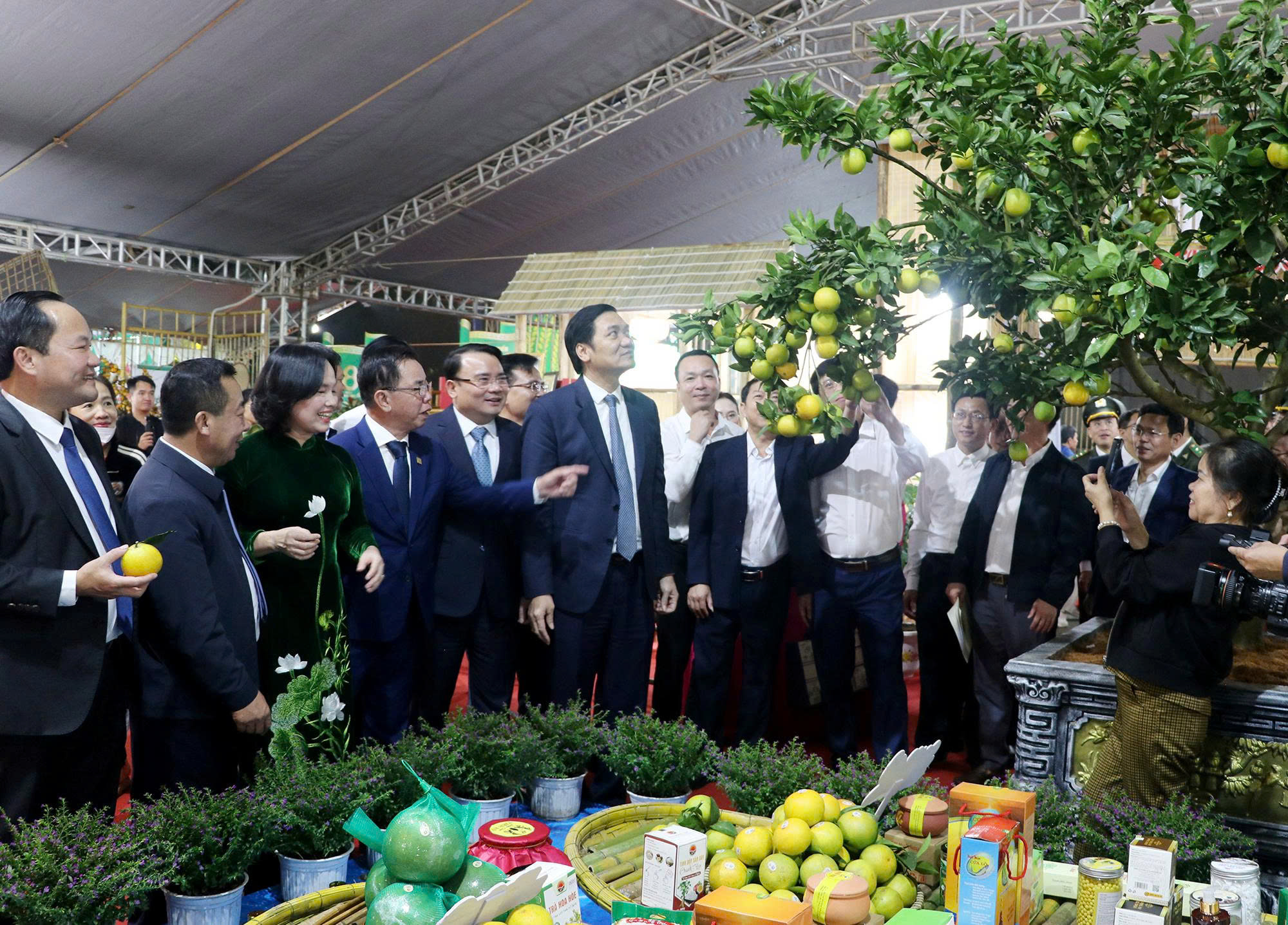 Các đại biểu tham quan các gian hàng tại hội chợ.