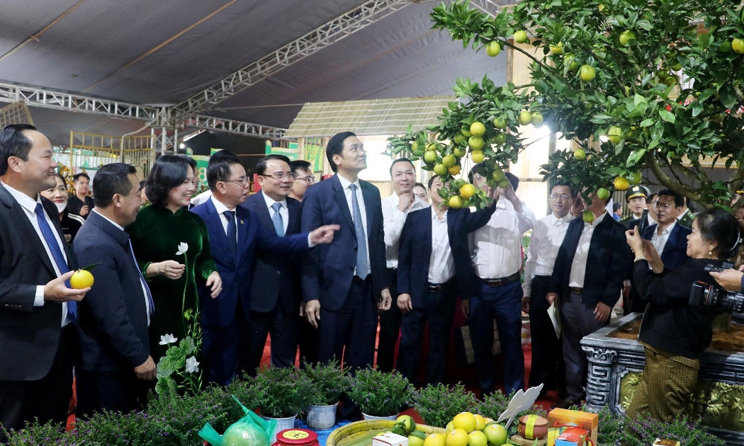 Các đại biểu tham quan các gian hàng tại hội chợ.