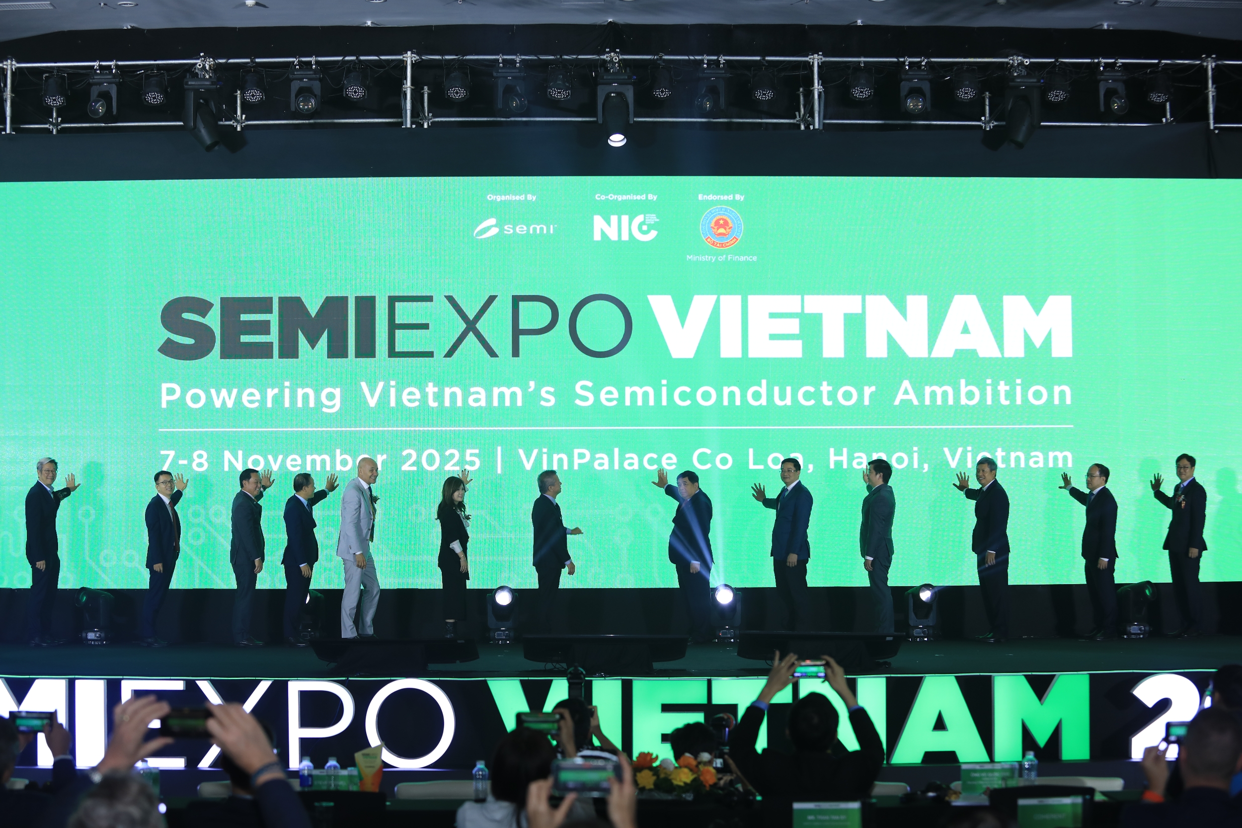 Phó Thủ tướng Nguyễn Chí Dũng và các đại biểu thực hiện nghi thức khai trương SEMIExpo Việt Nam 2025.