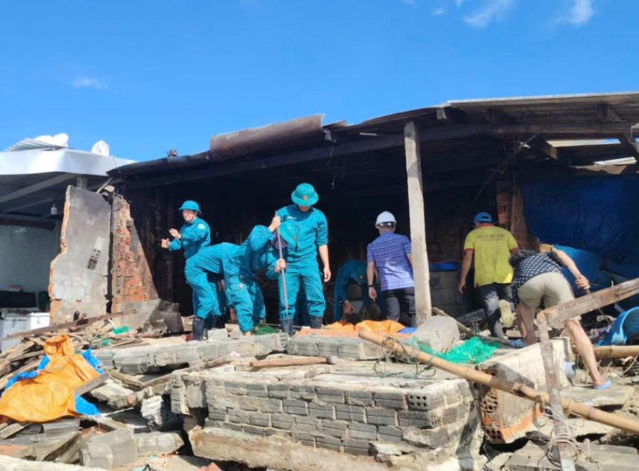 Quảng Ngãi có nhiều ngôi nhà bị sập đổ do bão.