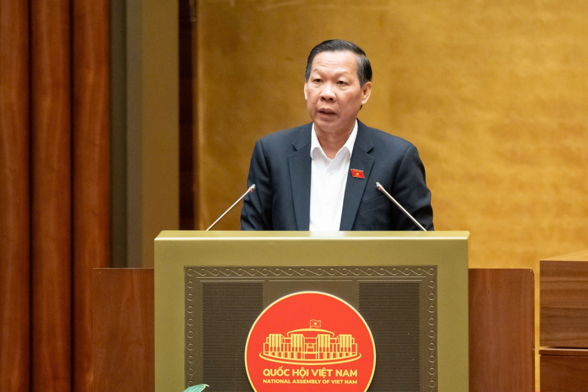 Chủ nhiệm Ủy ban Kinh tế và Tài chính Phan Văn Mãi trình bày Báo cáo Thẩm tra. Ảnh: Media Quốc hội.