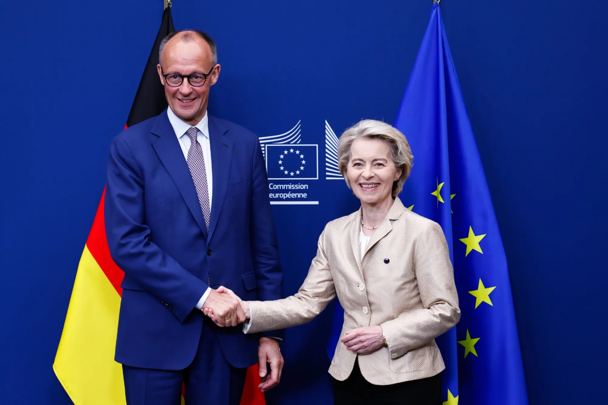 Từ trái qua: Thủ tướng Đức Friedrich Merz và Chủ tịch EC Ursula von der Leyen - Ảnh: Bloomberg.