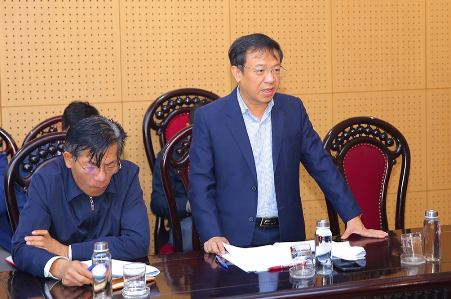 Lãnh đạo Ban Quản lý dự án đầu tư xây dựng công trình giao thông Ninh Bình báo cáo về dự án. Ảnh: Anh Tuấn