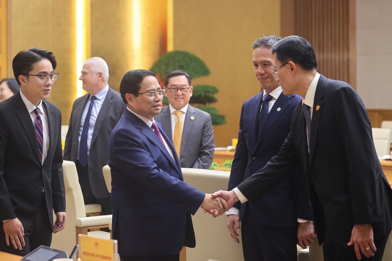 Thủ tướng Phạm Minh Chính trò chuyện với các đại biểu dự buổi làm việc - Ảnh: VGP