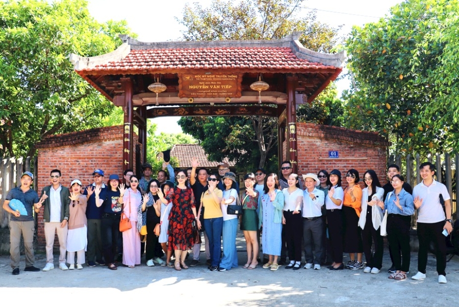 Đoàn Famtrip Philipin khảo sát tại cơ sở làm sản phẩm mộc cao cấp bằng công nghệ thủ công tại Đà Nẵng.