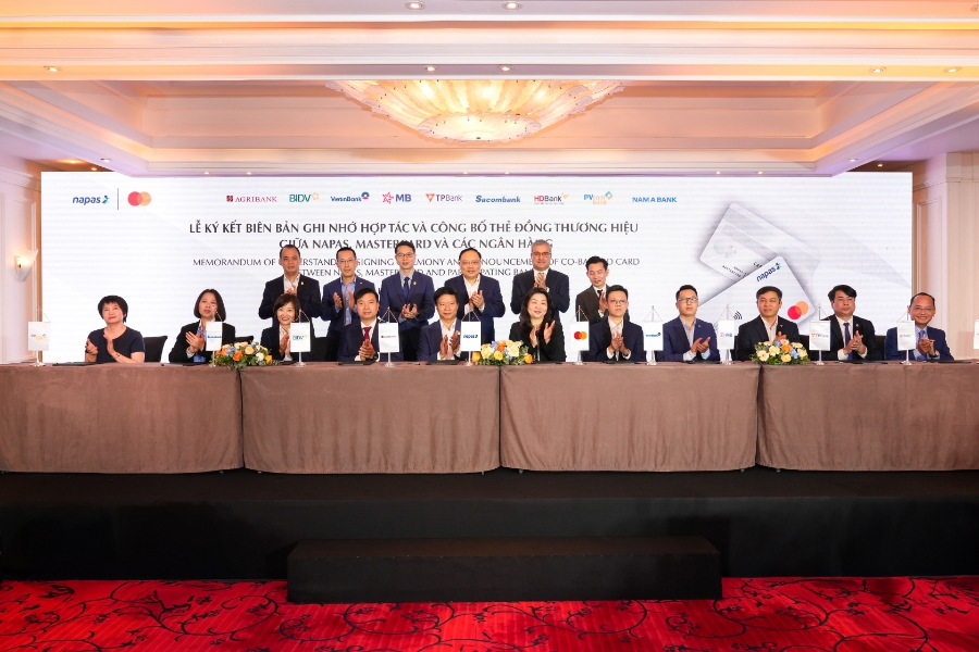 Thẻ đồng thương hiệu NAPAS-Mastercard cho phép người dùng Việt Nam giao dịch thuận tiện ở bất cứ đâu.