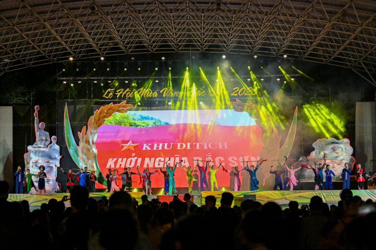 Biểu diễn văn nghệ tại khai mạc Lễ hội Mùa vàng Bắc Sơn năm 2025. Ảnh: Chu Khôi
