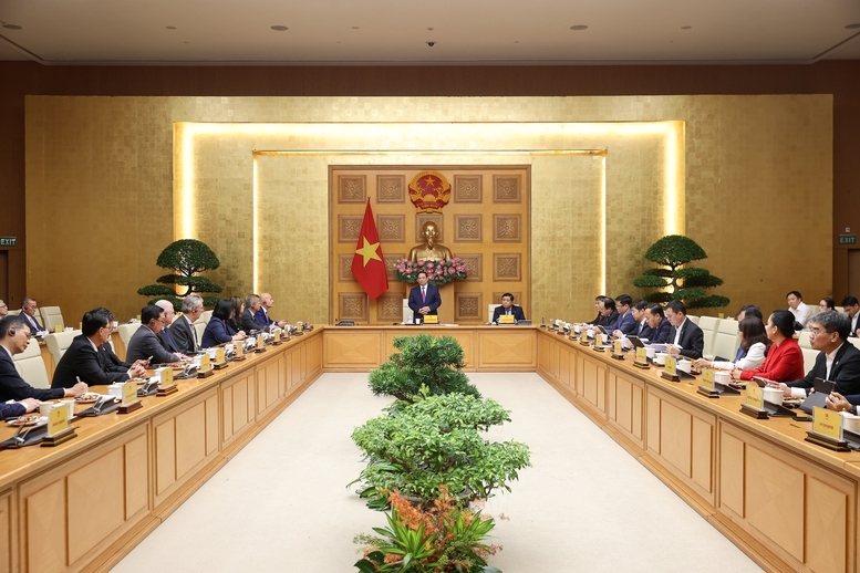 Thủ tướng Chính phủ đề nghị SEMI và các doanh nghiệp bán dẫn thế giới tin tưởng vào môi trường đầu tư và tiếp tục đầu tư vào Việt Nam; tiếp tục đề xuất cơ chế, chính sách để phát triển ngành bán dẫn Việt Nam trên tinh thần hai bên cùng có lợi... - Ảnh: VGP