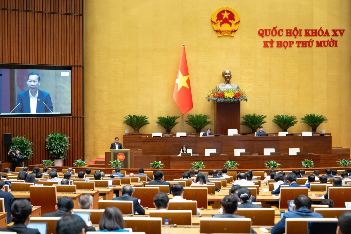 Quốc hội nghe Chủ nhiệm Ủy ban Kinh tế và Tài chính Phan Văn Mãi trình bày Báo cáo thẩm tra về dự án Luật sửa đổi, bổ sung một số điều của Luật Quy hoạch đô thị và nông thôn. Ảnh: Media Quốc hội