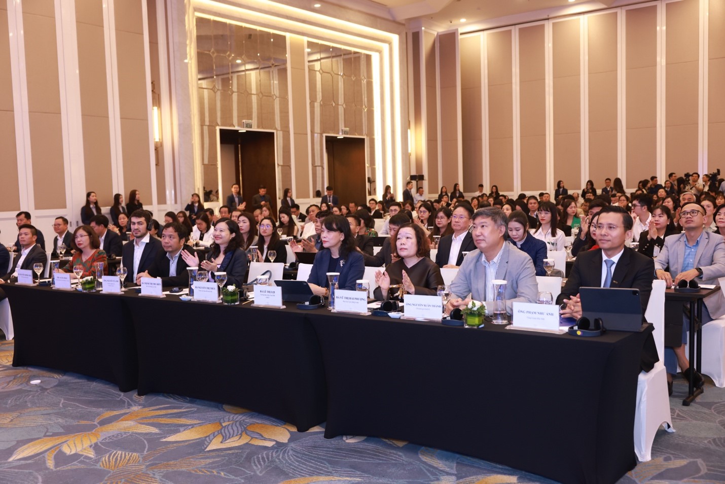 Bước sang năm thứ 11, MB Economic Insights thu hút sự quan tâm của gần 500 doanh nghiệp xuất nhập khẩu hàng đầu; các chuyên gia kinh tế uy tín từ World Bank Việt Nam, FulBright Việt Nam.