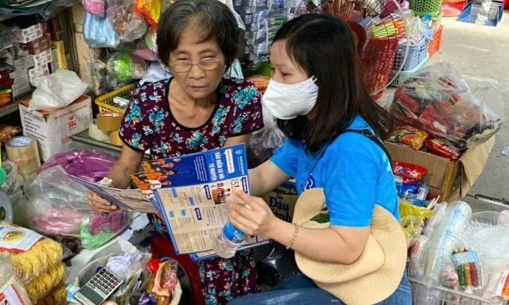 Thông tin chính sách bảo hiểm xã hội tự nguyện đến người tham gia. Ảnh: Duy Nguyễn.