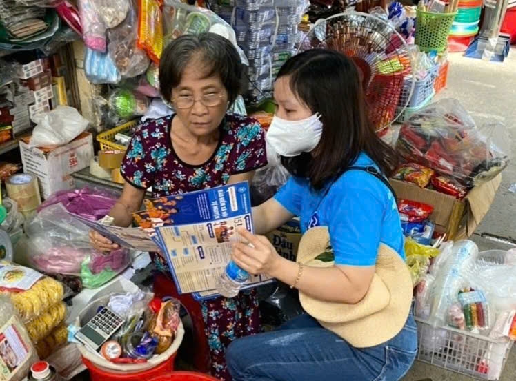 Thông tin chính sách bảo hiểm xã hội tự nguyện đến người tham gia. Ảnh: Duy Nguyễn.