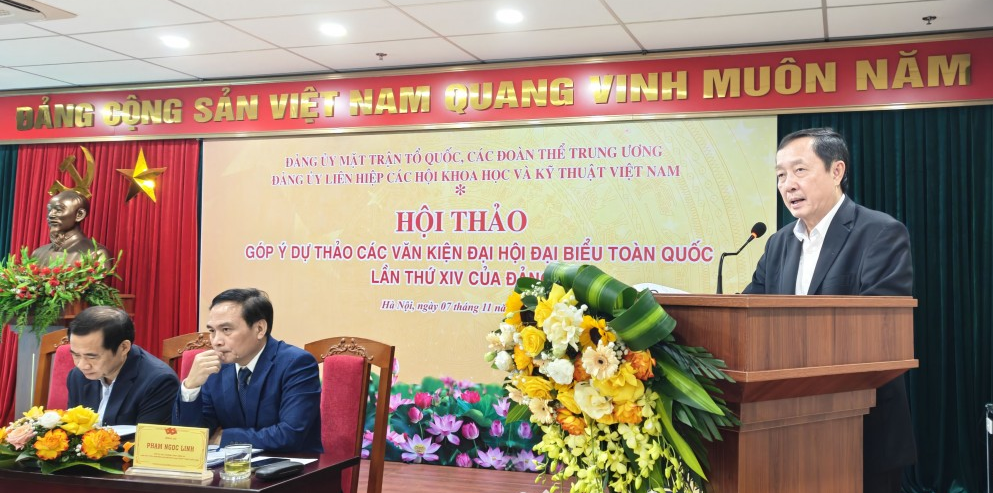 Phó Trưởng Ban Tuyên giáo và Dân vận Trung ương Huỳnh Thành Đạt phát biểu tại hội thảo.