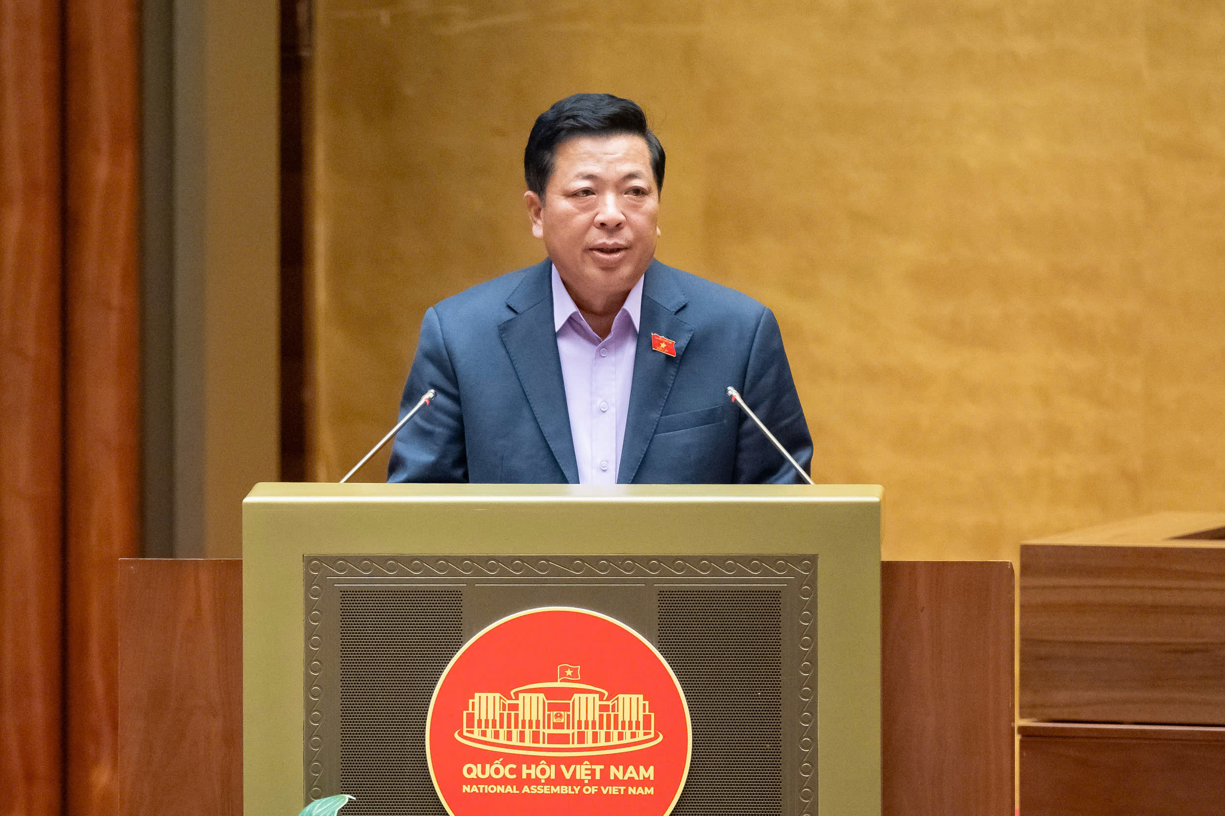 Bộ trưởng Bộ Xây dựng Trần Hồng Minh trình bày Tờ trình dự án Luật sửa đổi, bổ sung một số điều của Luật Quy hoạch đô thị và nông thôn. Ảnh: Media Quốc hội.