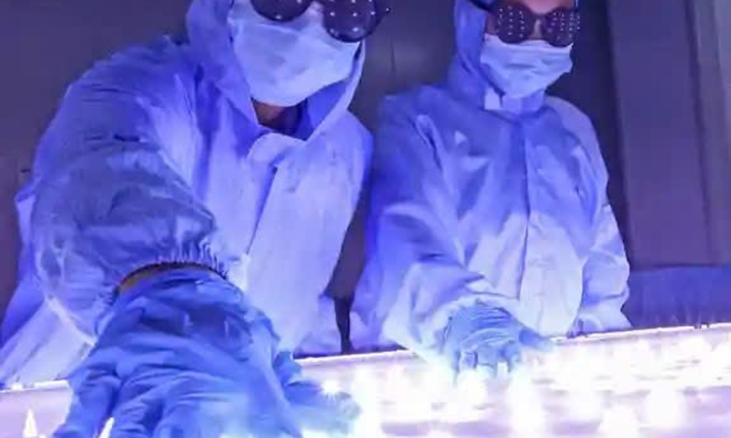 Công nhân Trung Quốc lắp ráp bảng dạy học thông minh tại nhà máy ở Liên Vân Cảng (Giang Tô) - biểu tượng cho bước tiến mạnh mẽ của ngành công nghệ và sản xuất công nghiệp số. (Nguồn ảnh: STR /AF /Getty Images).