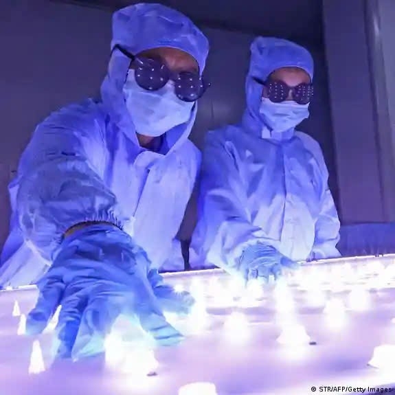 Công nhân Trung Quốc lắp ráp bảng dạy học thông minh tại nhà máy ở Liên Vân Cảng (Giang Tô) - biểu tượng cho bước tiến mạnh mẽ của ngành công nghệ và sản xuất công nghiệp số. (Nguồn ảnh: STR /AF /Getty Images).