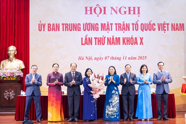 Ban Thường trực Ủy ban Trung ương Mặt trận Tổ quốc Việt Nam tặng hoa chúc mừng bà Bùi Thị Minh Hoài, Ủy viên Bộ Chính trị, Bí thư Trung ương Đảng, Chủ tịch Ủy ban Trung ương Mặt trận Tổ quốc Việt Nam. Ảnh: Mặt trận.