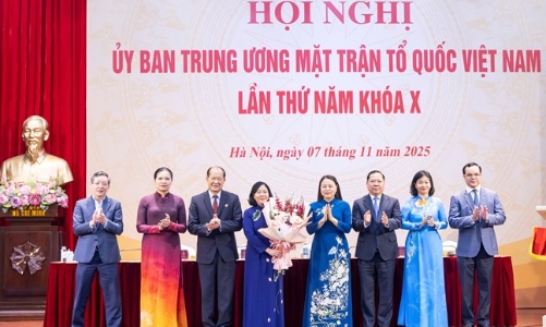 Bà Bùi Thị Minh Hoài giữ chức Chủ tịch Ủy ban Trung ương Mặt trận Tổ quốc Việt Nam khóa X
