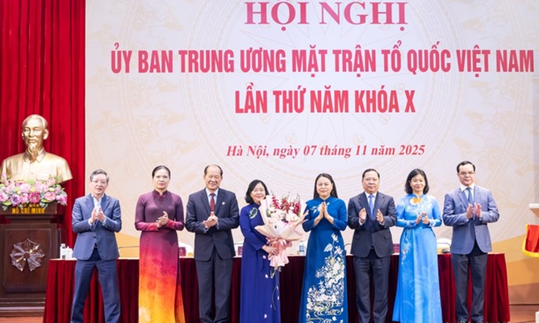 Bà Bùi Thị Minh Hoài giữ chức Chủ tịch Ủy ban Trung ương Mặt trận Tổ quốc Việt Nam khóa X