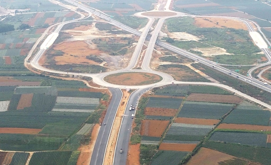 Tuyến đường kết nối liên vùng giữa Nam đồng bằng sông Hồng với vùng núi Tây Bắc và vùng duyên hải Bắc Trung Bộ có điểm cuối tại nút giao Đồng Giao, thành phố Tam Điệp (cũ) thuộc tuyến đường Đông-Tây.