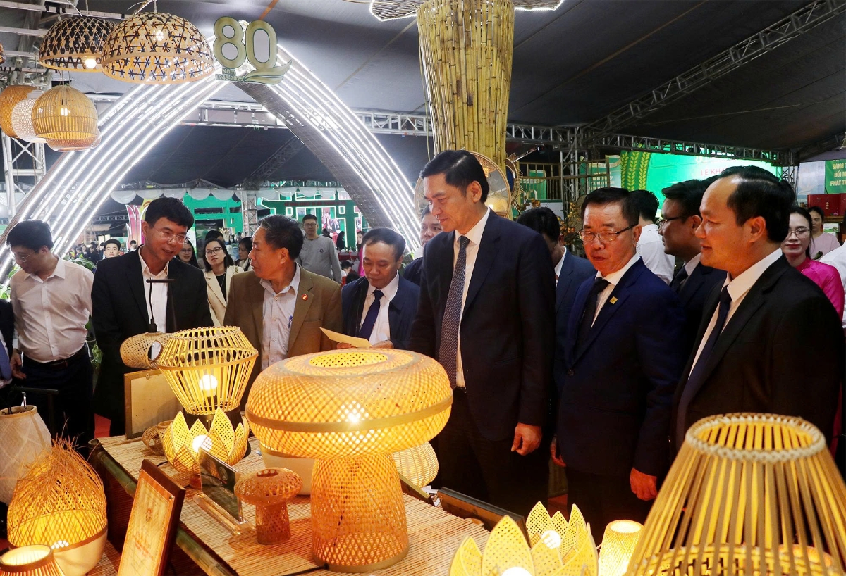 &nbsp;Hội chợ quy tụ 130 gian hàng tiêu chuẩn và 9 khu trưng bày lớn giới thiệu các sản phẩm OCOP, sản phẩm làng nghề tiêu biểu&nbsp;