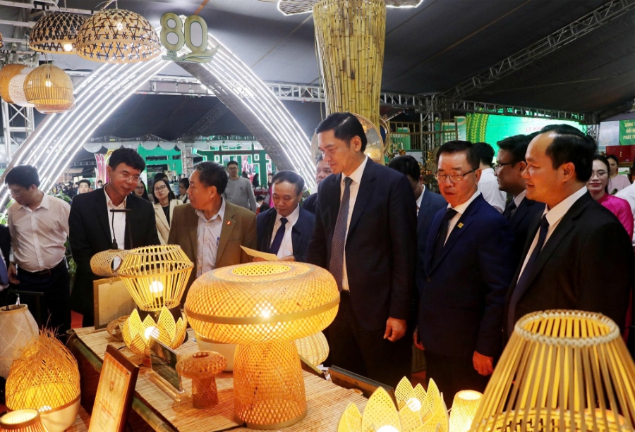  Hội chợ quy tụ 130 gian hàng tiêu chuẩn và 9 khu trưng bày lớn giới thiệu các sản phẩm OCOP, sản phẩm làng nghề tiêu biểu 