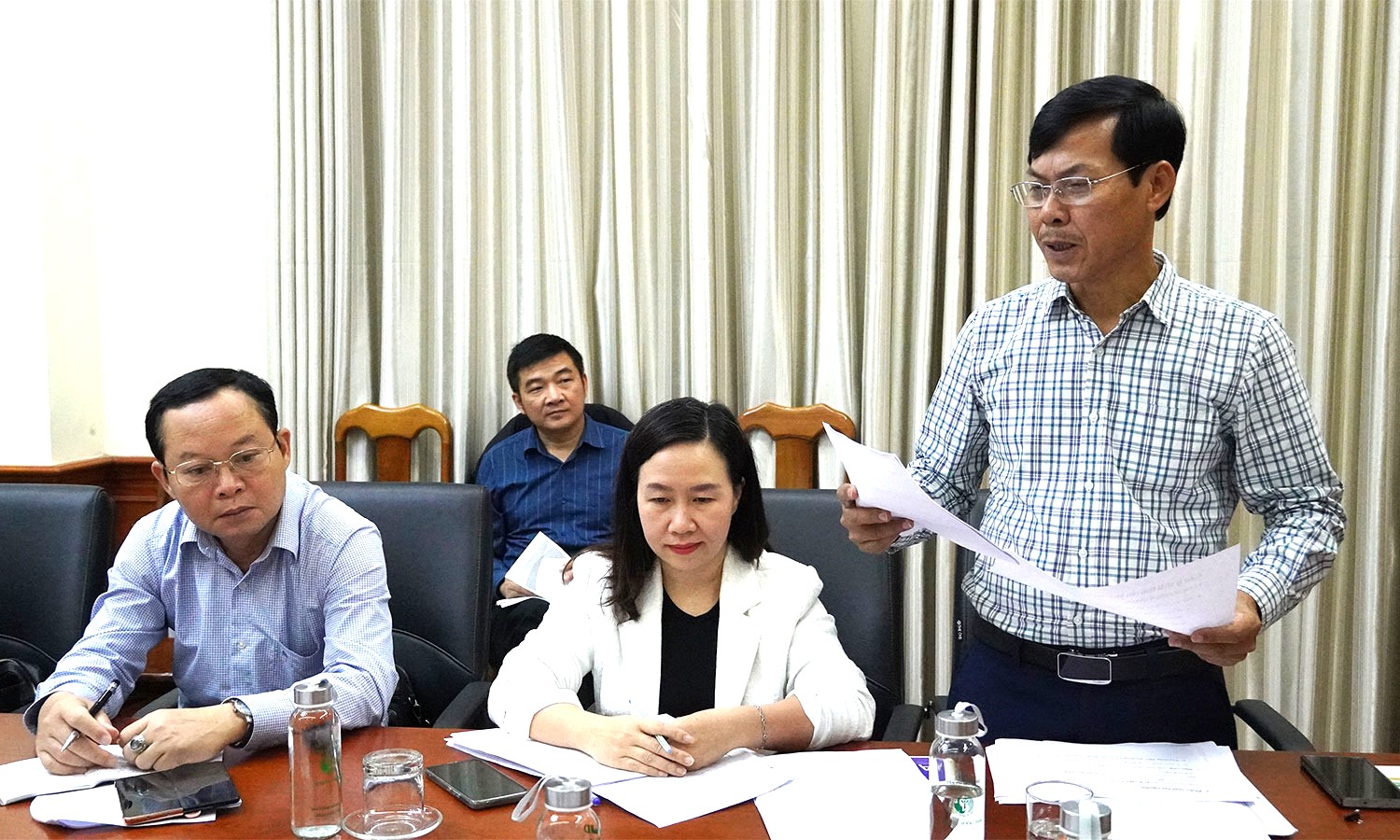 Phó Giám đốc Sở Nông nghiệp và Môi trường Quảng Trị Phan Xuân Hào báo cáo tại cuộc họp
