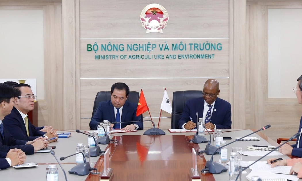 Bộ trưởng Bộ Nông nghiệp và Môi trường Trần Đức Thắng và ông Martin Kabaluapa, Tổng Giám đốc các văn phòng của Tổ chức Quốc tế về Bảo tồn Thiên nhiên (WWF) ký Biên bản ghi nhớ hợp tác mới về bảo tồn thiên nhiên và phát triển bền vững. Ảnh: Khương Trung