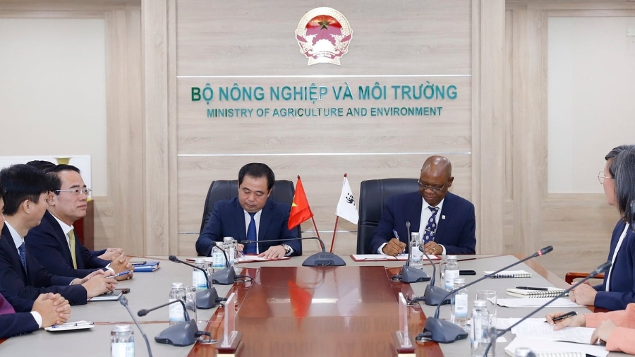 Bộ trưởng Bộ Nông nghiệp và Môi trường Trần Đức Thắng và ông Martin Kabaluapa, Tổng Giám đốc các văn phòng của Tổ chức Quốc tế về Bảo tồn Thiên nhiên (WWF) ký Biên bản ghi nhớ hợp tác mới về bảo tồn thiên nhiên và phát triển bền vững. Ảnh: Khương Trung