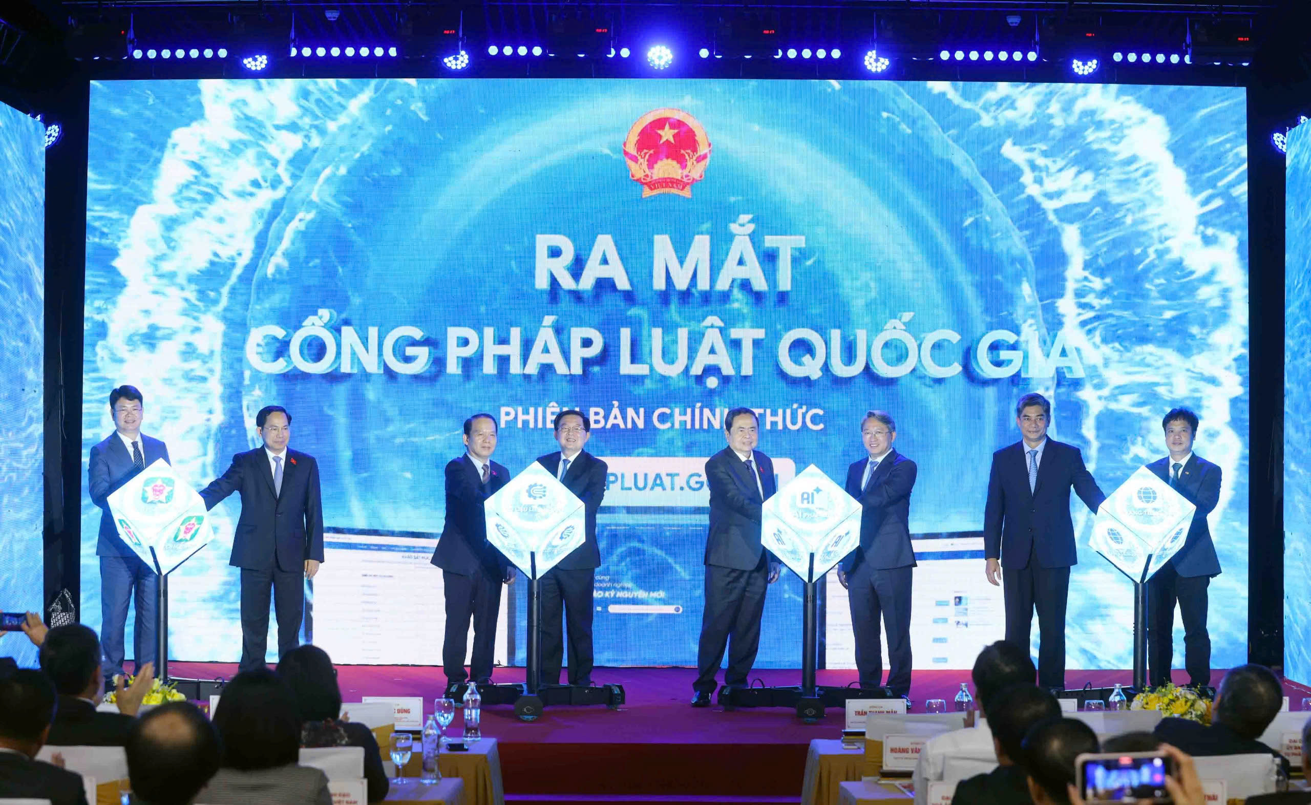Chủ tịch Quốc hội Trần Thanh Mẫn và đại biểu thực hiện nghi thức bấm nút ra mắt phiên bản chính thức của Cổng Pháp luật quốc gia. Ảnh: CTV.