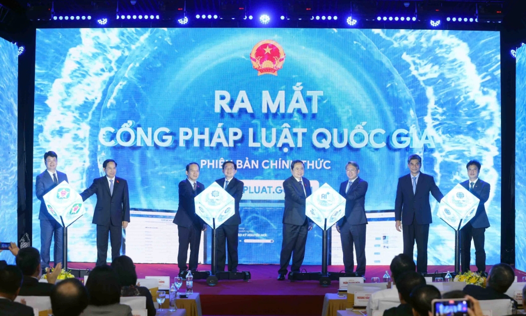 Chủ tịch Quốc hội Trần Thanh Mẫn và đại biểu thực hiện nghi thức bấm nút ra mắt phiên bản chính thức của Cổng Pháp luật quốc gia. Ảnh: CTV.