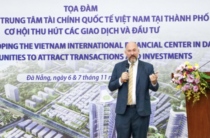 Ông Rich Mc Clellan, thành viên Ban tư vấn Trung tâm Tài chính quốc tế Việt Nam, chia sẻ tại tọa đàm.