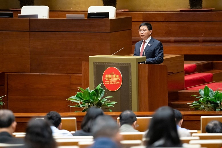 Bộ trưởng Nguyễn Văn Thắng trình bày Tờ trình. Ảnh: Media Quốc hội.