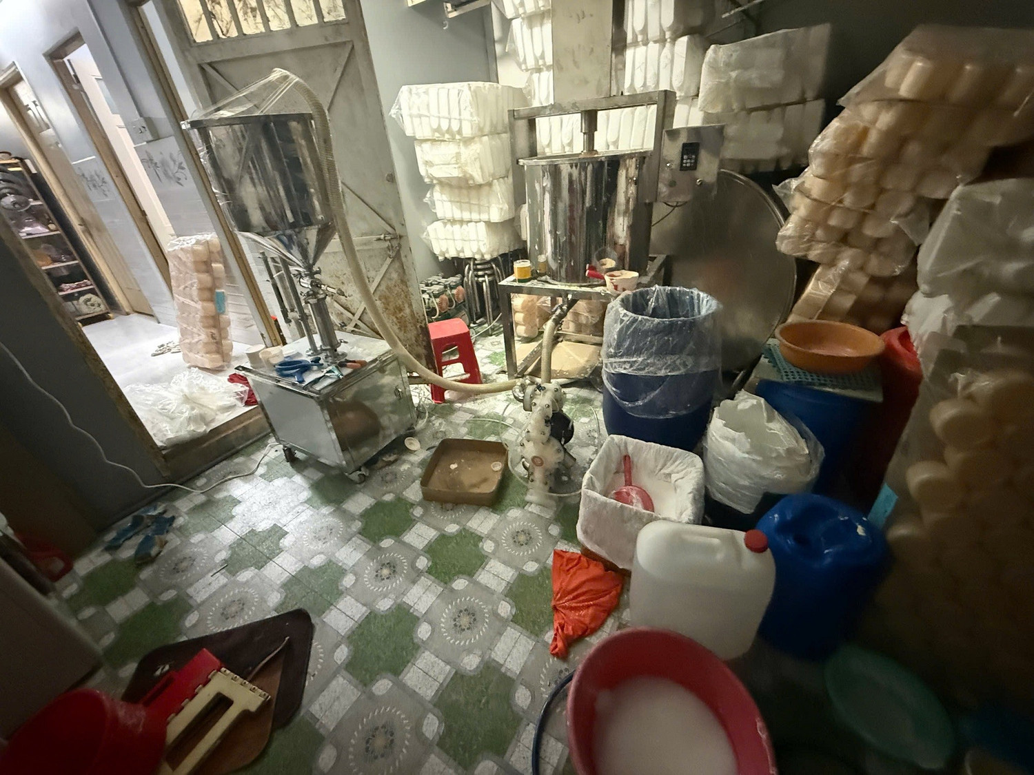 Bên trong cơ sở sản xuất mỹ phẩm giả vừa bị triệt phá.