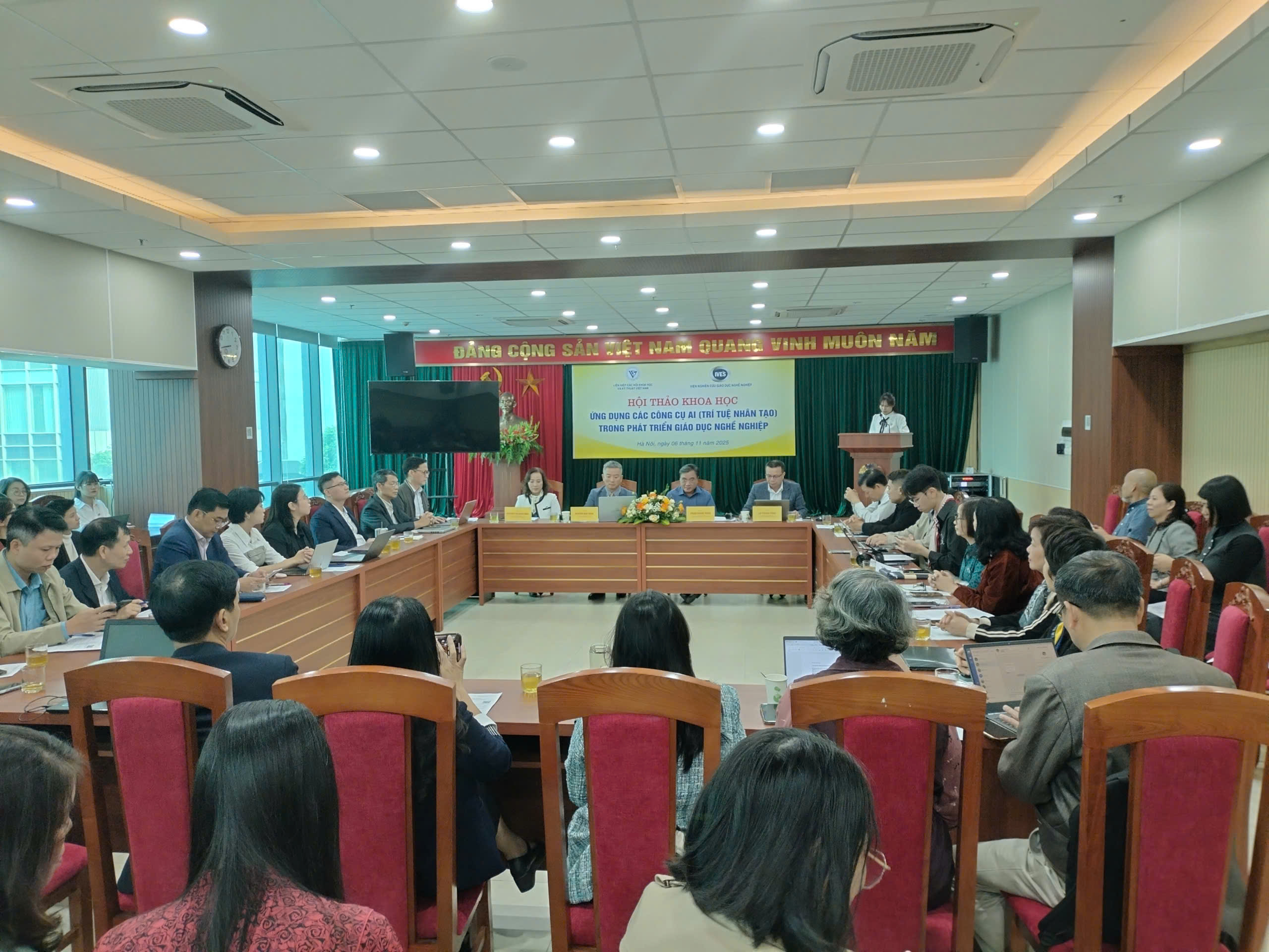 Hội thảo “Ứng dụng công cụ trí tuệ nhân tạo (AI) trong phát triển giáo dục nghề nghiệp”.