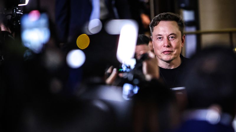 <i>Tesla đang thiết kế chip AI thế hệ thứ năm để thúc đẩy tham vọng xe tự lái của mình, và Musk đã trình bày các kế hoạch sản xuất tiềm năng tại cuộc họp thường niên của công ty mới đây sau khi gói lương nghìn tỷ USD được thông qua. Ảnh: CNN.</i>