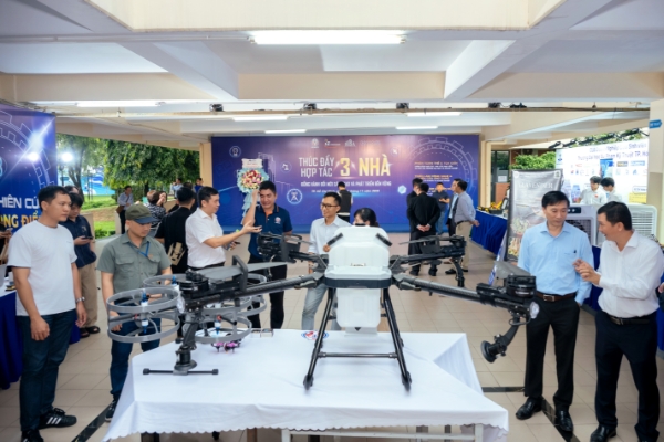 Một sản phẩm của HCMUTE: Ứng dụng máy bay không người lái (drone) phục vụ chăm sóc cây trồng do Trung tâm Robot thông minh triển khai.