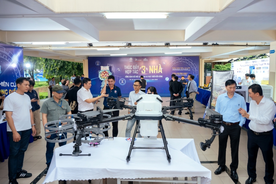Một sản phẩm của HCMUTE: Ứng dụng máy bay không người lái (drone) phục vụ chăm sóc cây trồng do Trung tâm Robot thông minh triển khai.