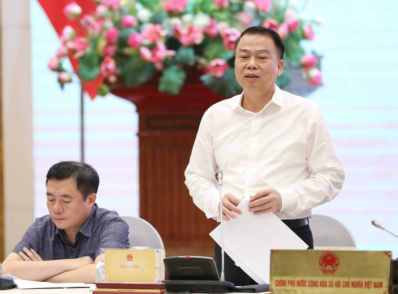 Thứ trưởng Bộ Tài chính Nguyễn Đức Chi trao đổi về giải pháp phát triển kênh huy động vốn - Ảnh: VGP