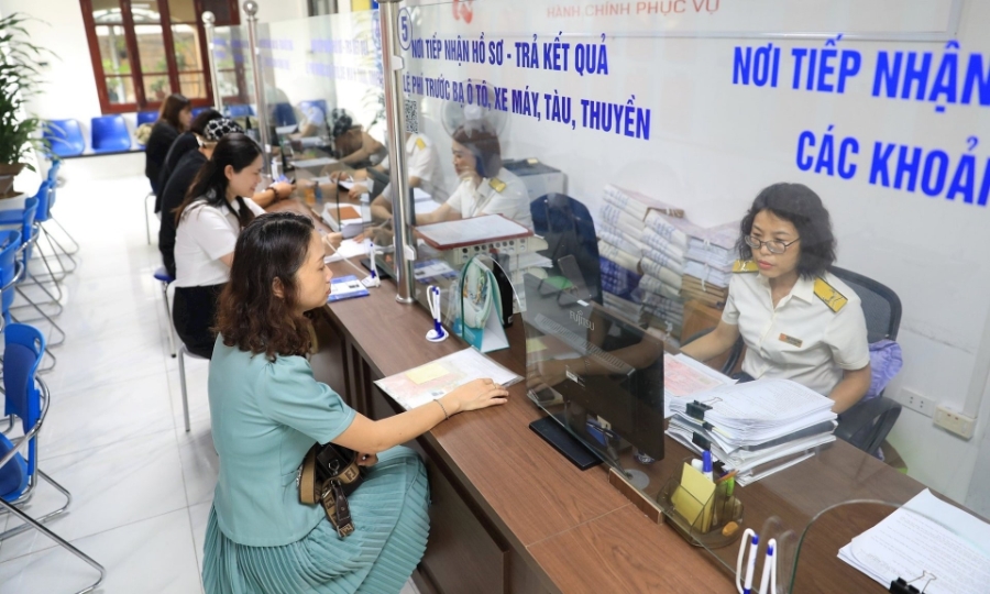 Cán bộ thuế hướng dẫn hộ kinh doanh kê khai thuế điện tử. Ảnh: minh hoạ