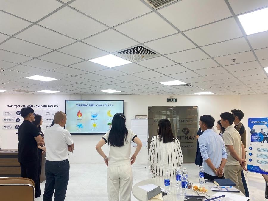 Các thành viên thảo luận tại lớp học NextGen CEO do VANTIS tổ chức. Ảnh VANTIS.