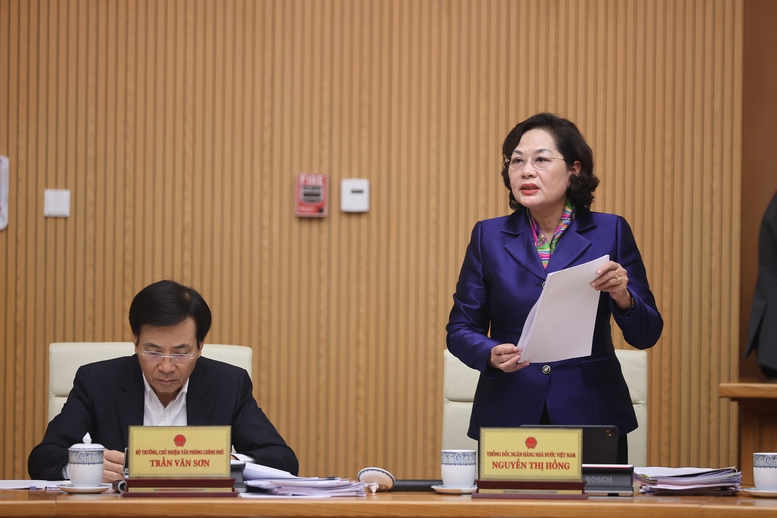 Thống đốc Ngân hàng Nhà nước Nguyễn Thị Hồng báo cáo tại Phiên họp - Ảnh: VGP