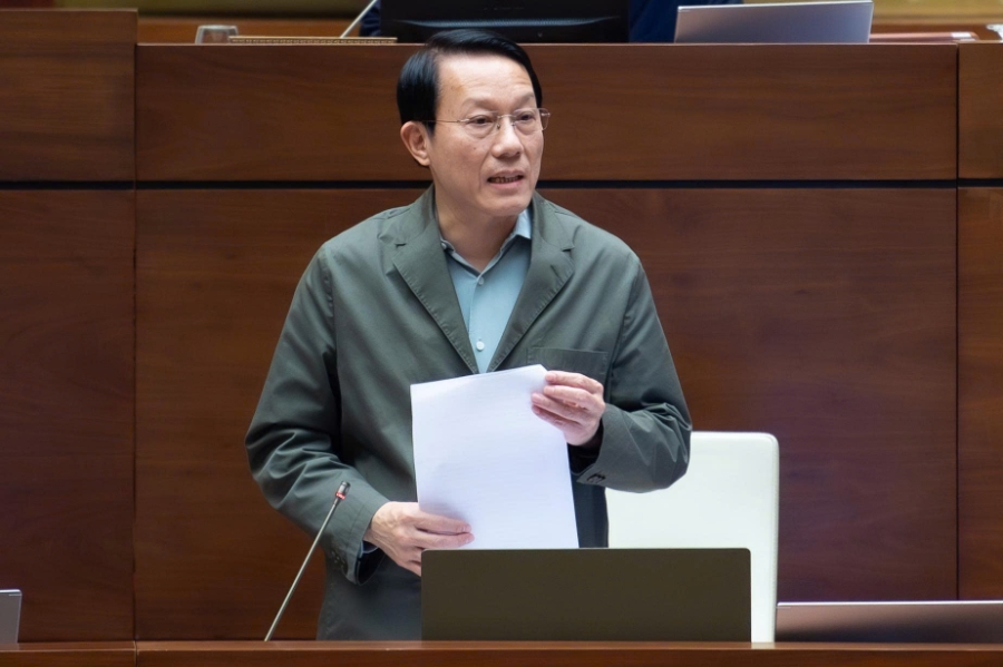 Đại tướng Lương Tam Quang, Bộ trưởng Bộ Công an, báo cáo Dự thảo Luật An ninh mạng và Luật Bảo vệ bí mật nhà nước (sửa đổi). 