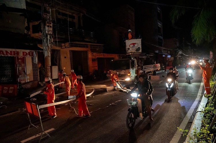 Các đơn vị điện lực đang nỗ lực khôi phục sự cố để cấp điện trở lại cho các khu vực bị ảnh hưởng do bão.