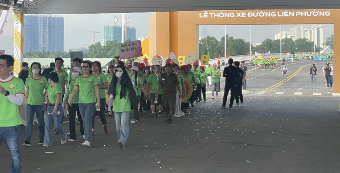 Người dân tham gia đi bộ tại sự kiện thông xe đường Liên Phường.