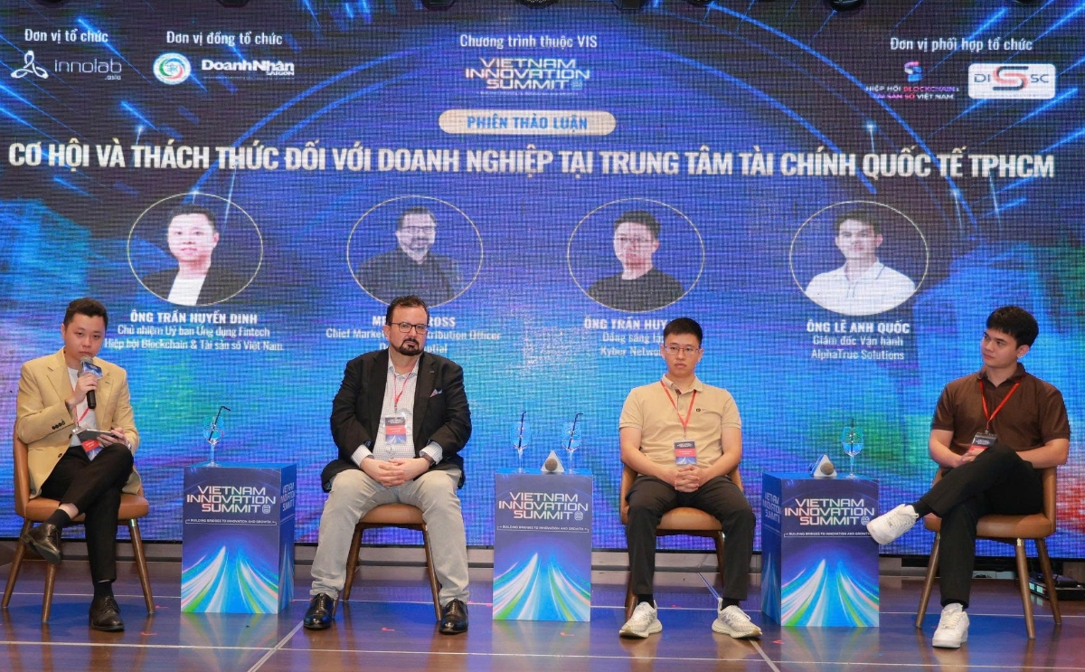 Diễn giả và chuyên gia tại phiên thảo luận “Cơ hội và thách thức cho doanh nghiệp tại Trung tâm tài chính quốc tế TP. Hồ Chí Minh”