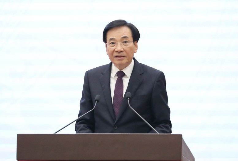 Bộ trưởng, Chủ nhiệm Văn phòng Chính phủ Trần Văn Sơn, Người phát ngôn của Chính phủ, cung cấp thông tin về tình hình phát triển kinh tế-xã hội tháng 10 và 10 tháng đầu năm 2025 tại họp báo - Ảnh: VGP