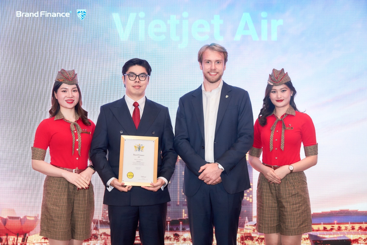 Ông Nguyễn An Phú, Phó Giám đốc Tài chính Vietjet (giữa, bên trái) đại diện hãng nhận danh hiệu top thương hiệu hàng không giá trị nhất ASEAN 2025.