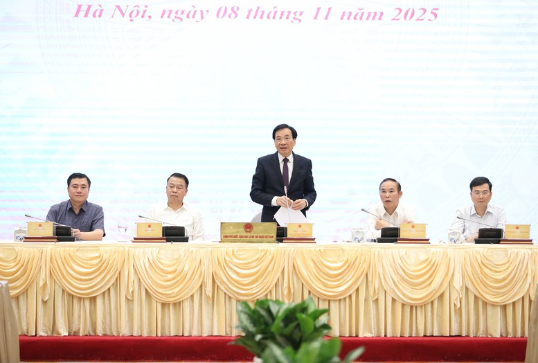 Họp báo Chính phủ thường kỳ tháng 10/2025 diễn ra chiều 8/11 tại Hà Nội dưới sự chủ trì của Bộ trưởng, Chủ nhiệm Văn phòng Chính phủ Trần Văn Sơn, Người phát ngôn của Chính phủ - Ảnh: VGP
