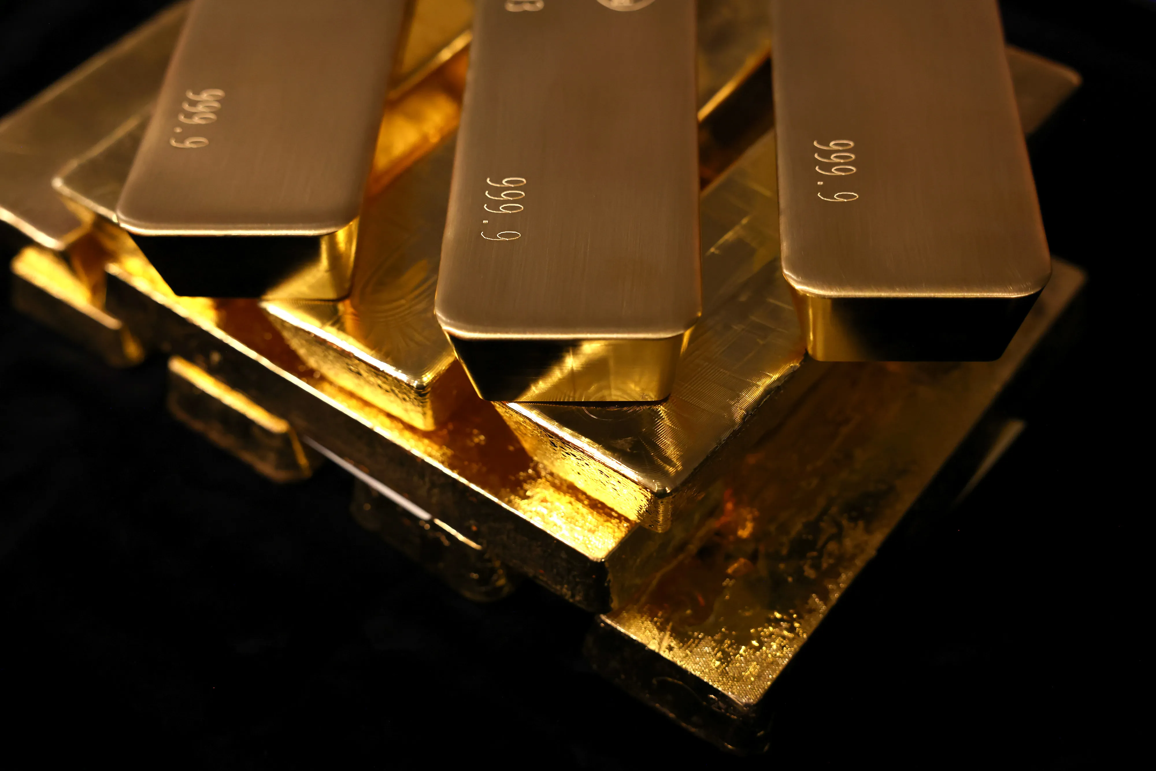 Vàng giảm giá do áp lực chốt lời, SPDR Gold Trust bán ròng